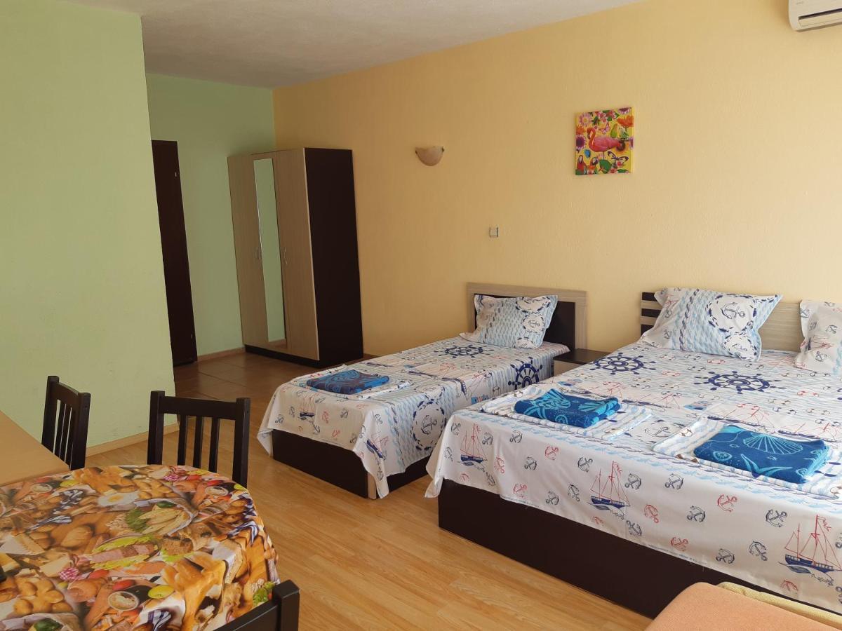 Kazlarov Guest House Kiten  Bagian luar foto